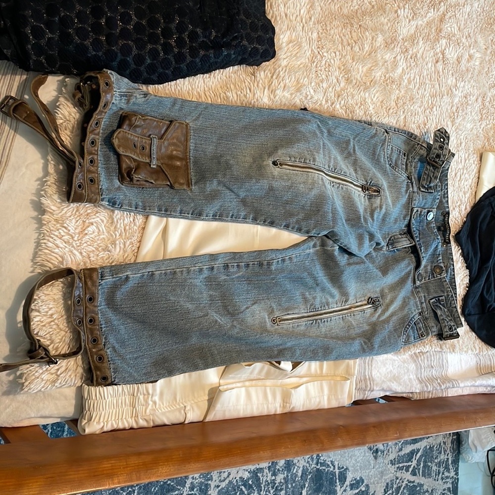 Stylish cropped denim with leather accents
